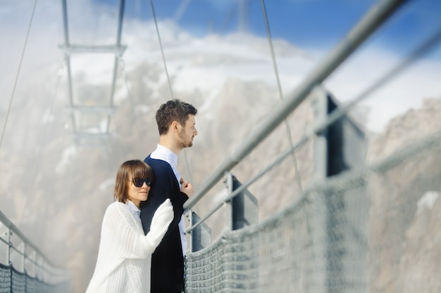 Hombre y mujer atravesando el puente juntos