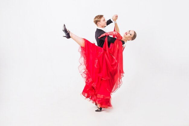 Hombre y mujer bailando bailes de salón