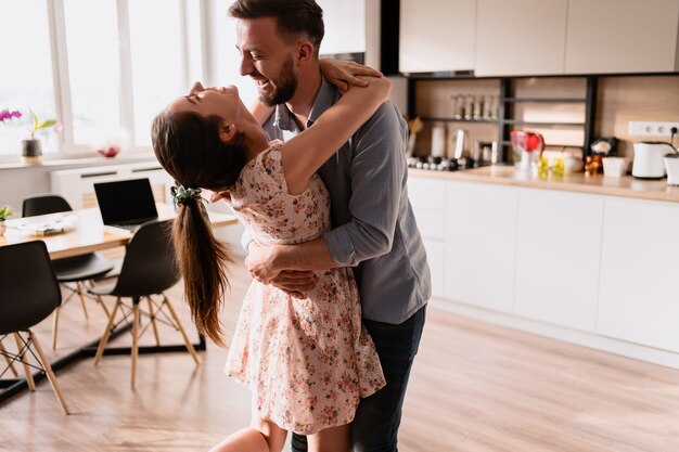 Hombre y mujer bailando en un interior moderno