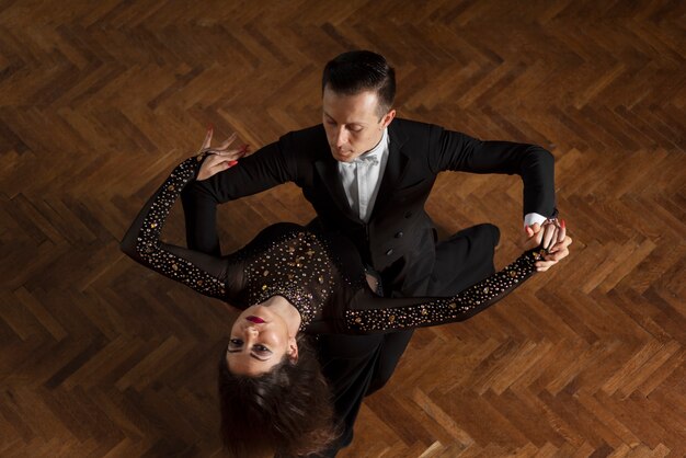 Hombre y mujer bailando juntos en una escena de salón de baile