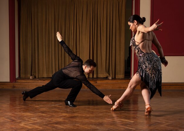 Hombre y mujer bailando juntos en una escena de salón de baile