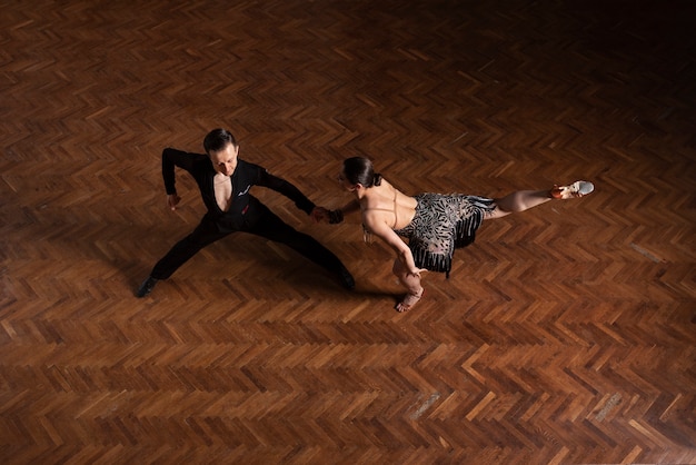 Hombre y mujer bailando juntos en una escena de salón de baile