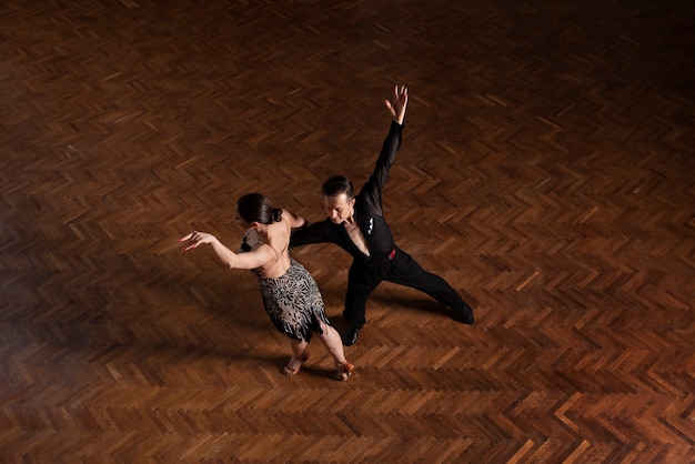 Hombre y mujer bailando juntos en una escena de salón de baile