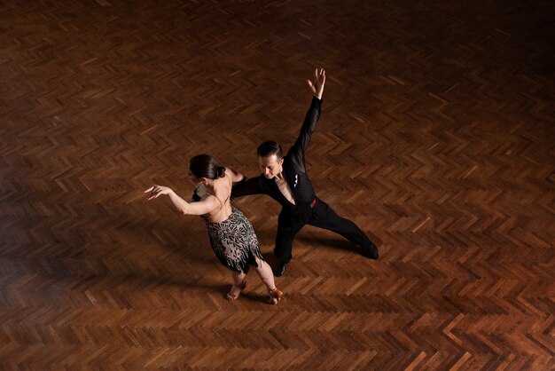 Hombre y mujer bailando juntos en una escena de salón de baile