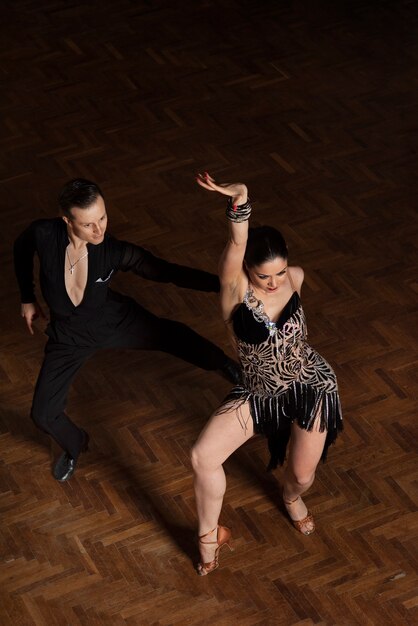 Hombre y mujer bailando juntos en una escena de salón de baile