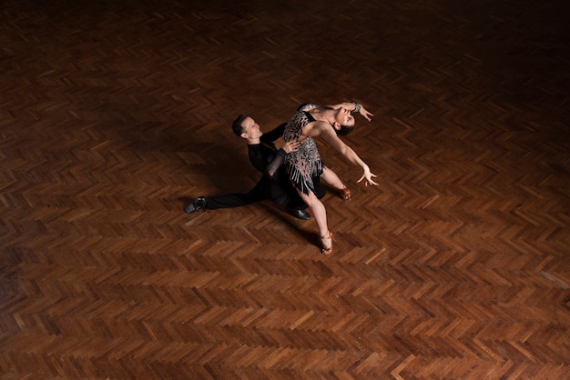 Hombre y mujer bailando juntos en una escena de salón de baile