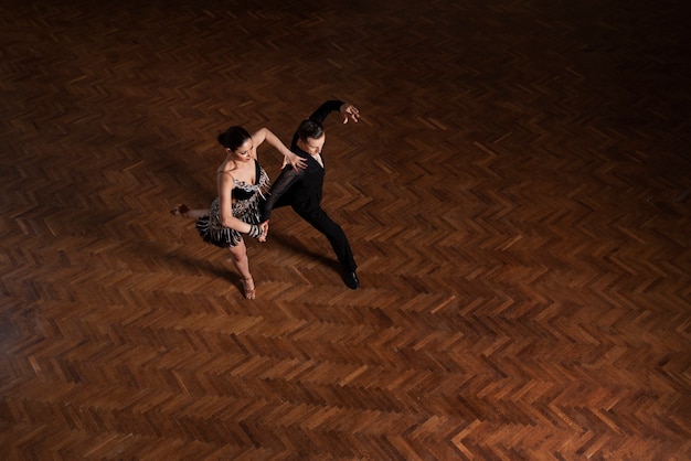 Hombre y mujer bailando juntos en una escena de salón de baile