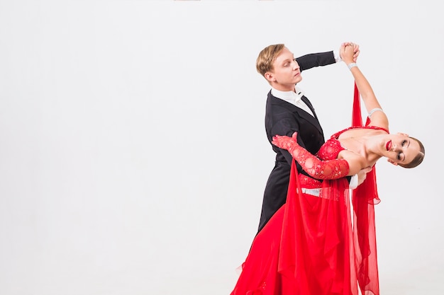 Foto gratuita hombre y mujer bailando sobre fondo blanco