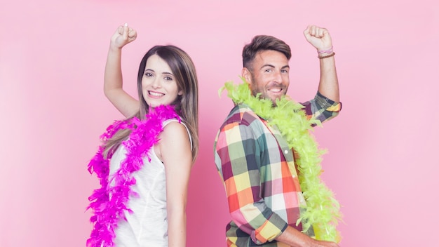 Hombre y mujer bailando sobre fondo rosa