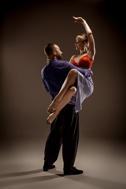 Hombre y mujer bailando tango argentino