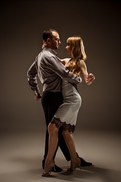 El hombre y la mujer bailando tango argentino