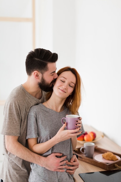 Hombre y mujer bebiendo café por la mañana