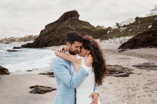 Hombre y mujer en una boda en la playa