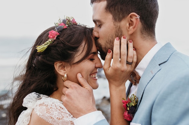 Hombre y mujer en una boda en la playa