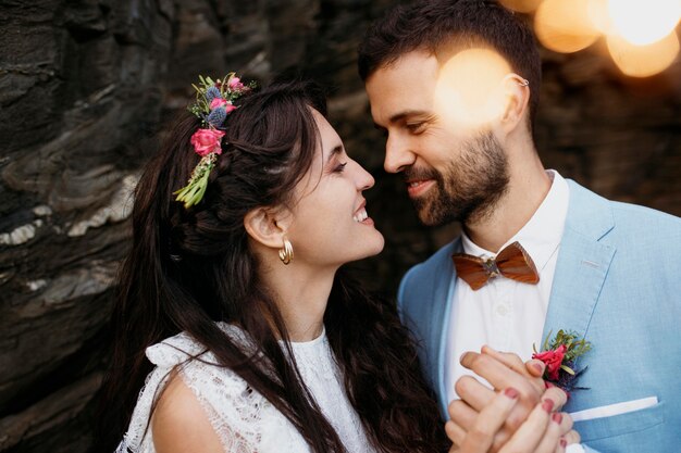 Hombre y mujer en una boda en la playa