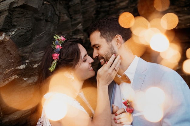 Foto gratuita hombre y mujer en una boda en la playa