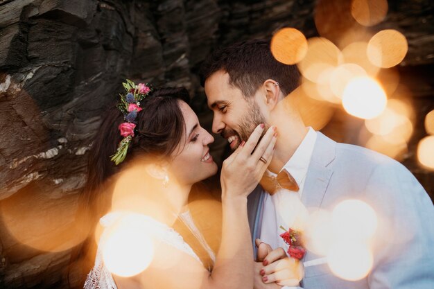 Hombre y mujer en una boda en la playa