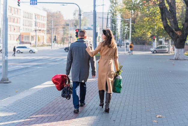 Foto gratuita hombre y mujer con bolsas de calle.