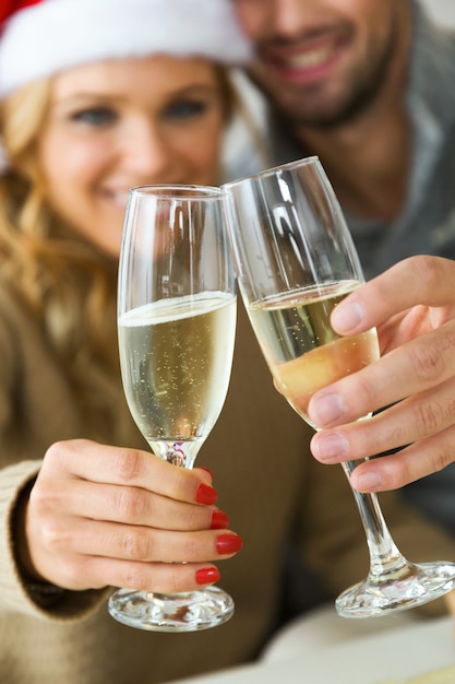 Hombre y mujer brindando con copas de champán