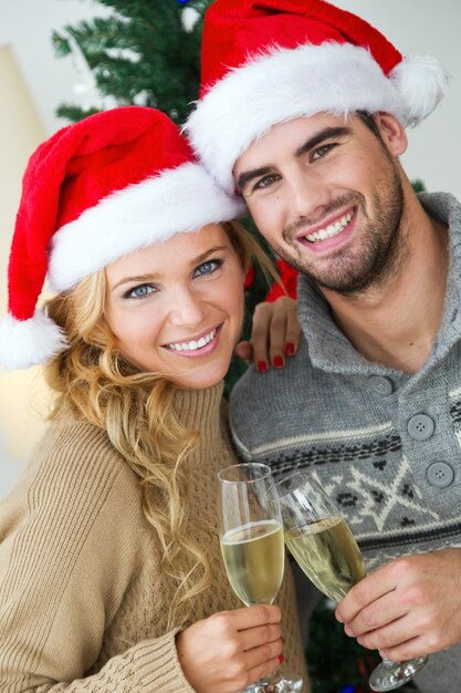 Hombre y mujer brindando con copas de champán