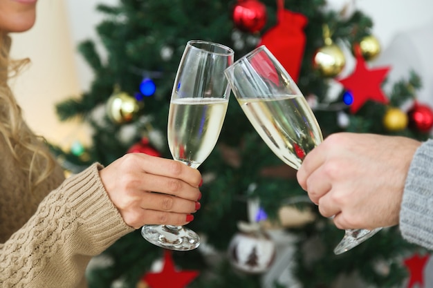 Hombre y mujer brindando con copas de champán