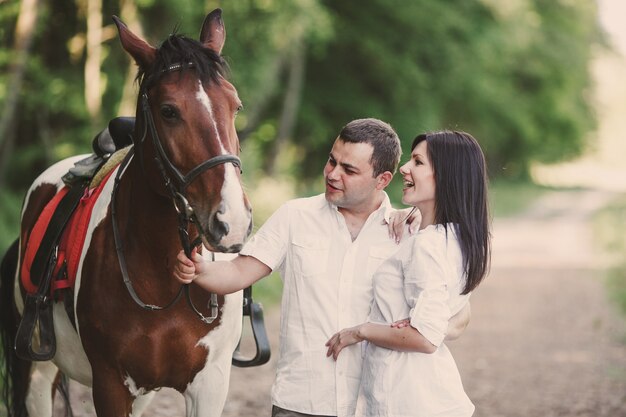 Hombre y mujer con un caballo