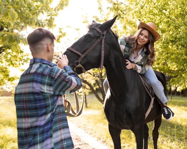 Hombre y mujer, con, caballo