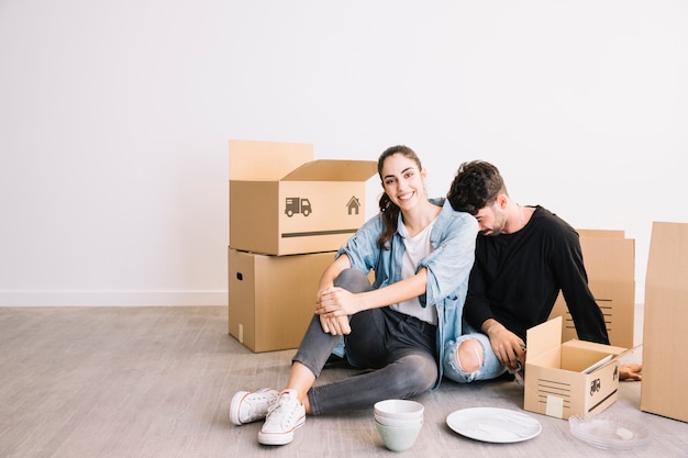 Hombre y mujer con cajas de mudanza