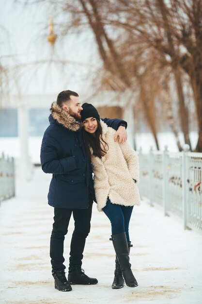 Hombre y mujer caminando en el parque en invierno