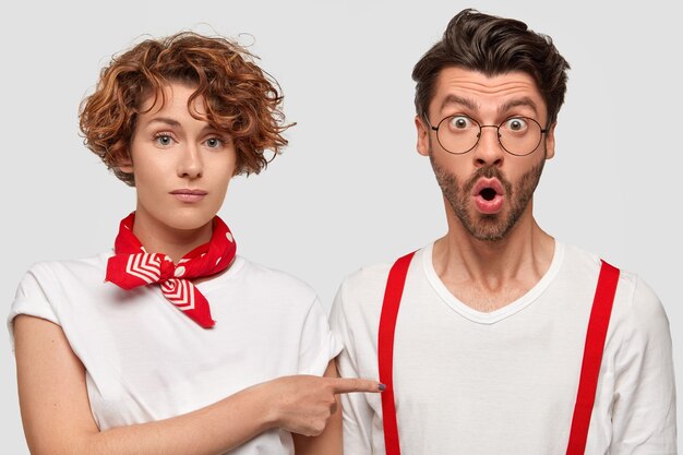 Hombre y mujer con camisetas blancas posando