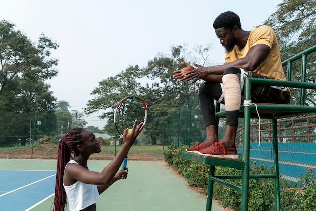 Hombre y mujer, en, cancha de tenis