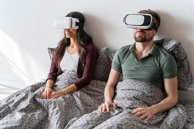 Hombre y mujer en casa con casco de realidad virtual