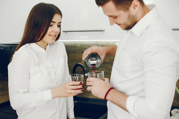 Foto gratuita hombre y mujer en casa