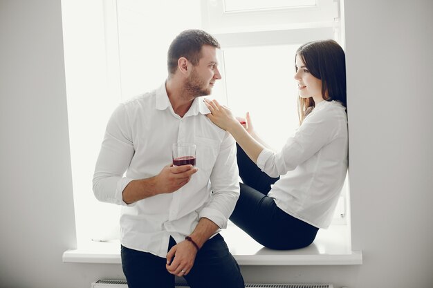 Hombre y mujer en casa