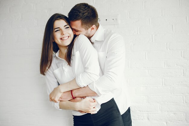 Foto gratuita hombre y mujer en casa