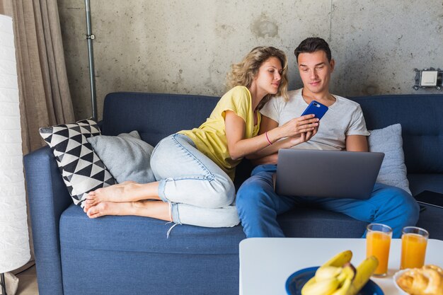 Hombre y mujer, en casa