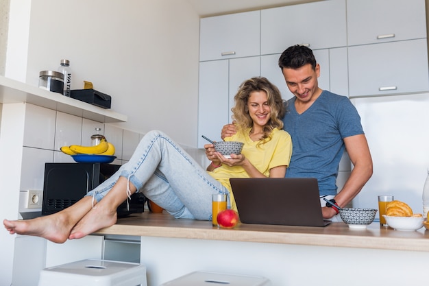 Hombre y mujer, en casa