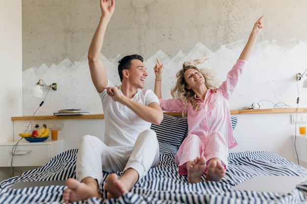 Hombre y mujer, en casa