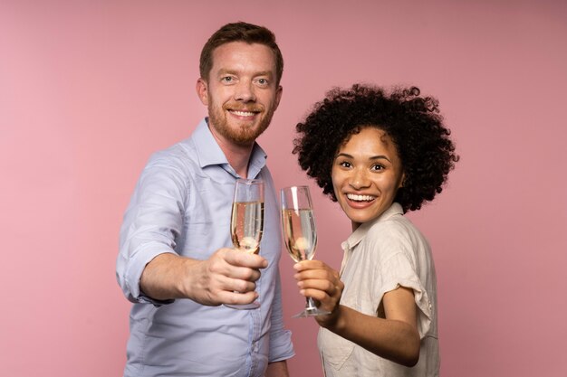 Hombre y mujer celebrando con copas de champán