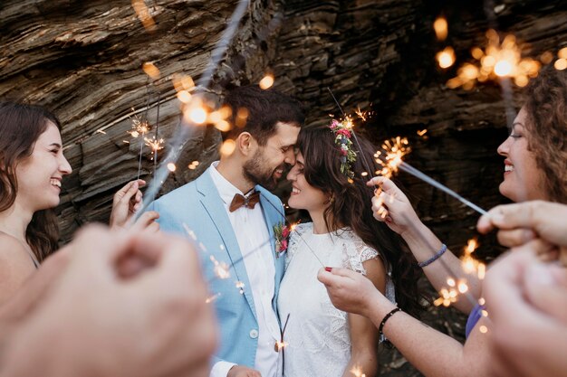 Hombre y mujer celebrando su boda en la playa.