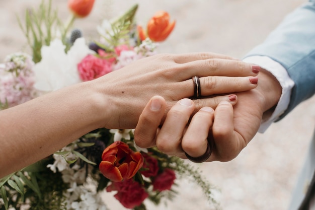 Foto gratuita hombre y mujer celebrando su boda en la playa.