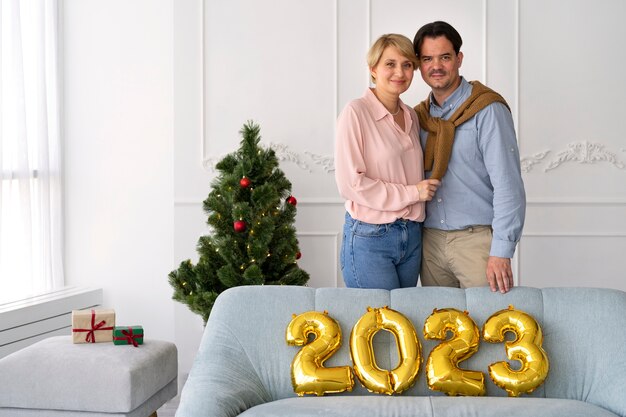 Hombre y mujer celebrando la víspera de año nuevo en casa juntos