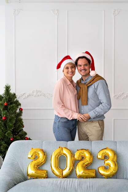 Hombre y mujer celebrando la víspera de año nuevo en casa juntos