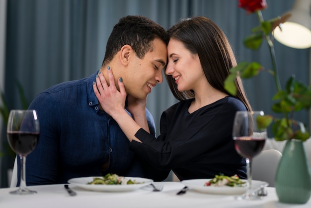 Hombre y mujer cenando en casa en San Valentín