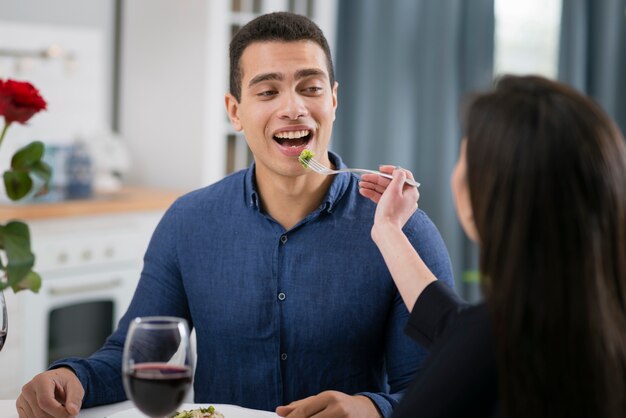 Hombre y mujer cenando románticamente