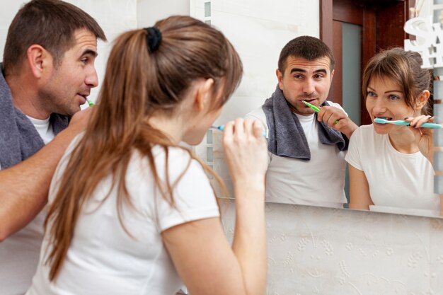 Hombre y mujer, cepillarse los dientes