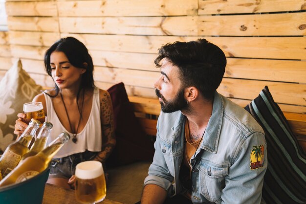 Hombre y mujer con cerveza en bar