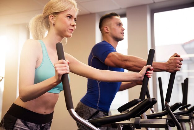 Hombre y mujer en el club de gimnasia