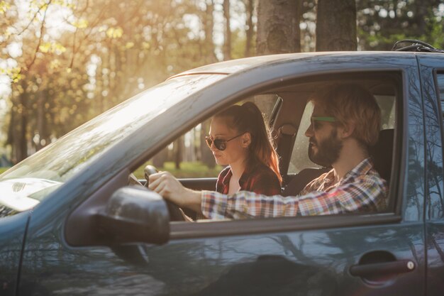 Hombre y mujer en coche