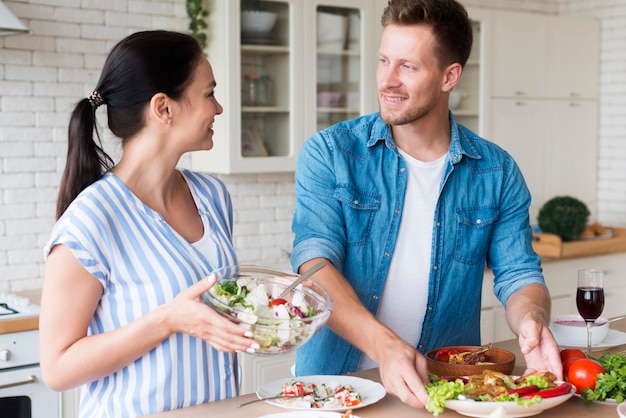 Hombre y mujer, en cocina